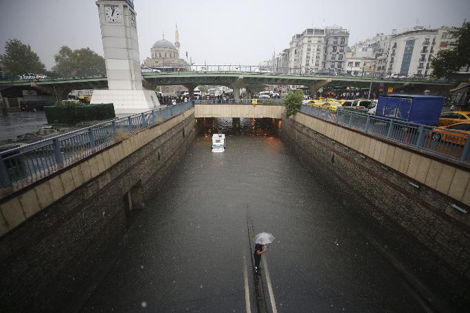 Süper hücre vurdu... İstanbul'dan kareler