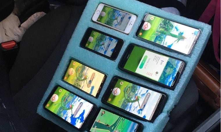 Otoyolda sekiz telefonla Pokemon oynarken yakalandı