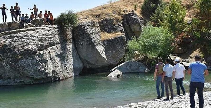 Ablasını kurtarmak isterken çayda boğuldu