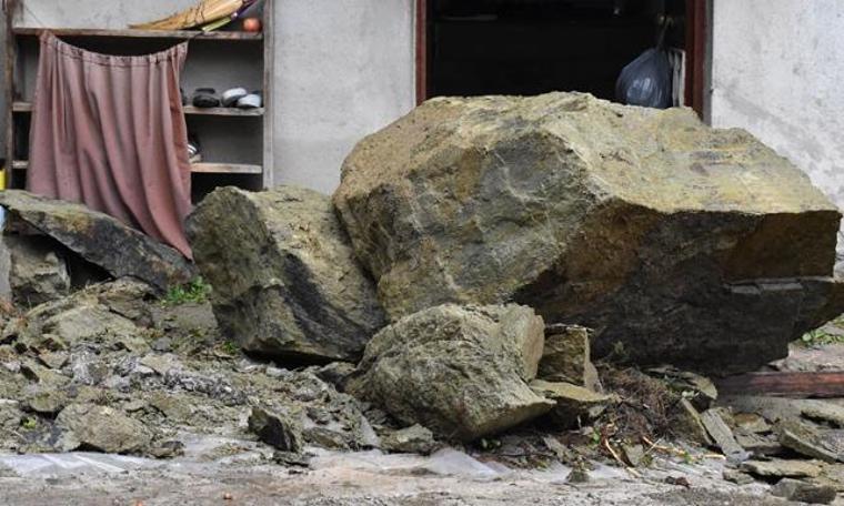 Ordu’da kaya parçaları evin üzerine düştü