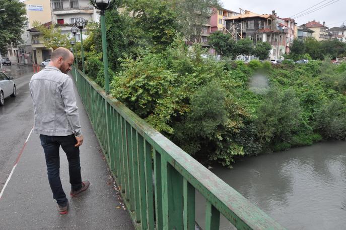 Irmak siyaha döndü, toplu balık ölümleri başladı