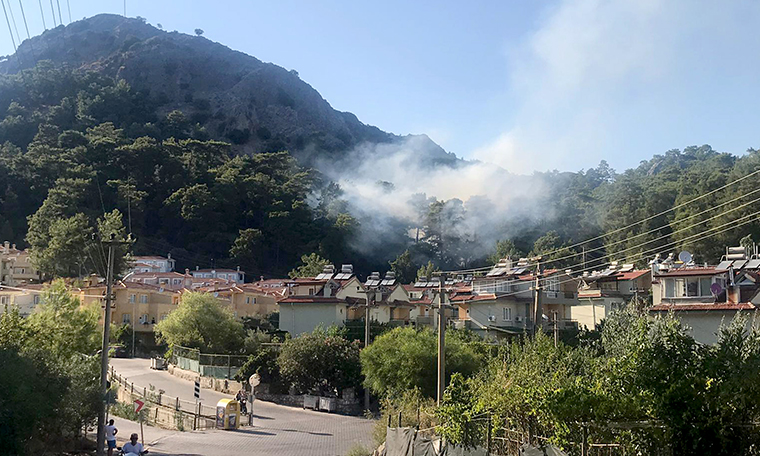 Muğla'da 3 ayrı bölgede orman yangını