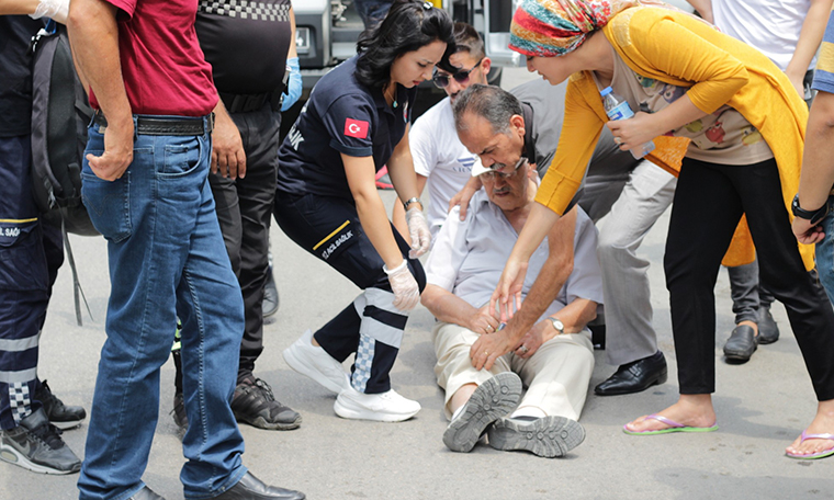 Yayaya çarpan sürücü, kartvizitini olay yerindekilere bırakıp gitti