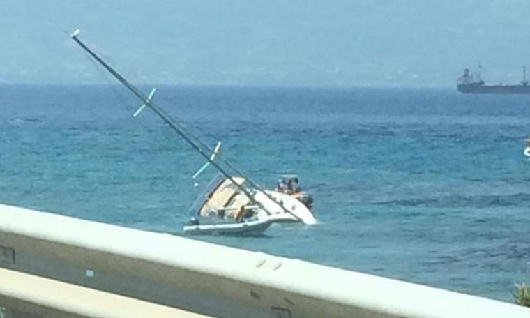 Tekne sulara gömüldü, 2 kişi son anda kurtuldu