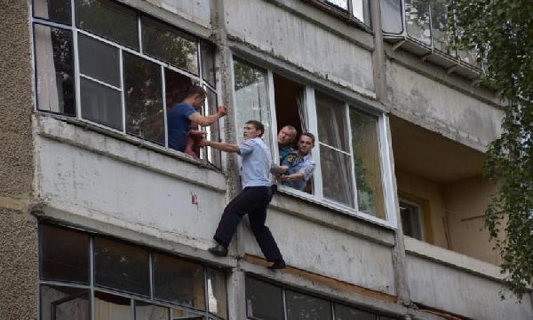 Babası tarafından camdan atılmak üzere olan bebek böyle kurtarıldı