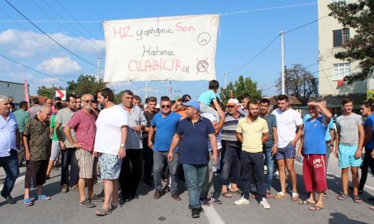 Kızgın vatandaşlar yolu trafiğe kapadı