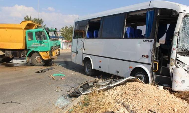 İşçi servisi ile kamyon çarpıştı: 15 yaralı