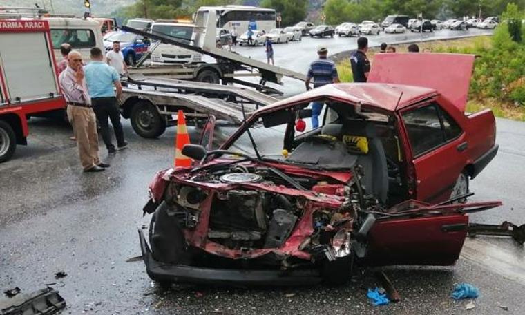 Antalya'da yolcu otobüsü ile otomobil çarpıştı: 1'i ağır 5 yaralı