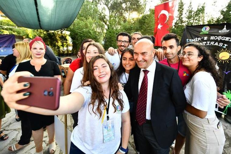 Tunç Soyer'den İzmir'e üniversite kaydı için gelen öğrencilere büyük sürpriz