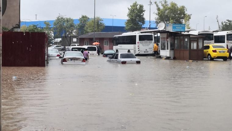 Zonguldak'ta sağanak: İş yerlerini su bastı; araçlar mahsur kaldı