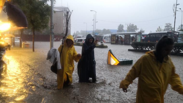 Zonguldak'ta sağanak: İş yerlerini su bastı; araçlar mahsur kaldı