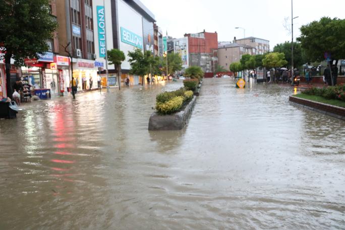 Zonguldak'ta sağanak: İş yerlerini su bastı; araçlar mahsur kaldı