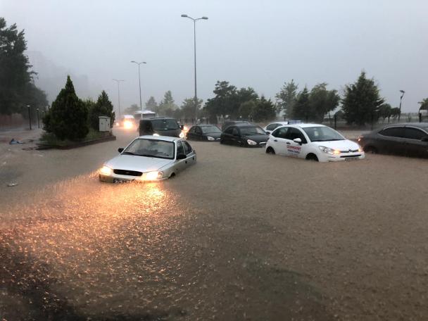 Zonguldak'ta sağanak: İş yerlerini su bastı; araçlar mahsur kaldı