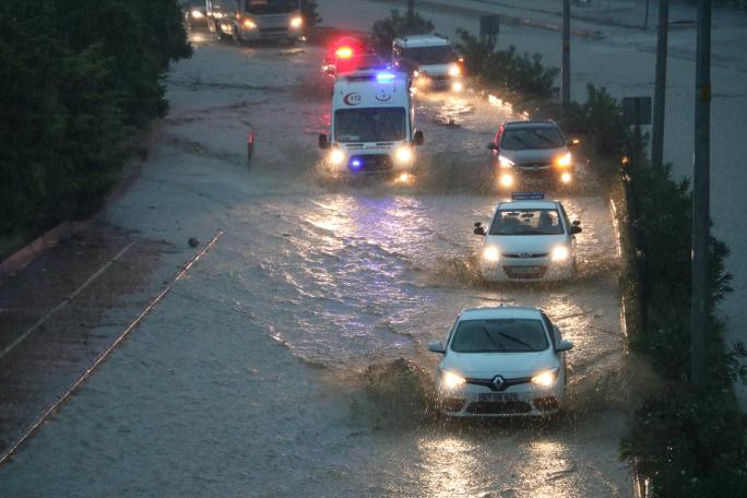 Zonguldak'ta sağanak: İş yerlerini su bastı; araçlar mahsur kaldı