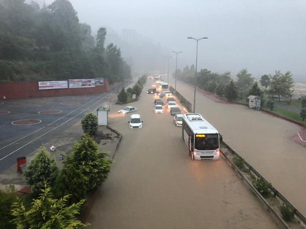 Zonguldak'ta sağanak: İş yerlerini su bastı; araçlar mahsur kaldı