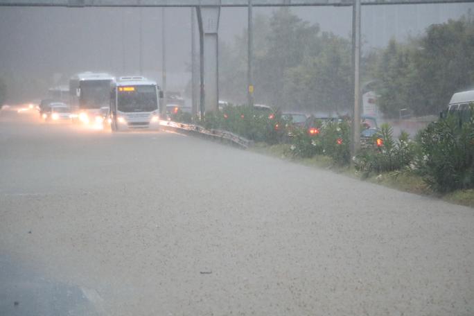 Zonguldak'ta sağanak: İş yerlerini su bastı; araçlar mahsur kaldı