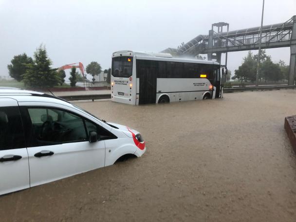 Zonguldak'ta sağanak: İş yerlerini su bastı; araçlar mahsur kaldı