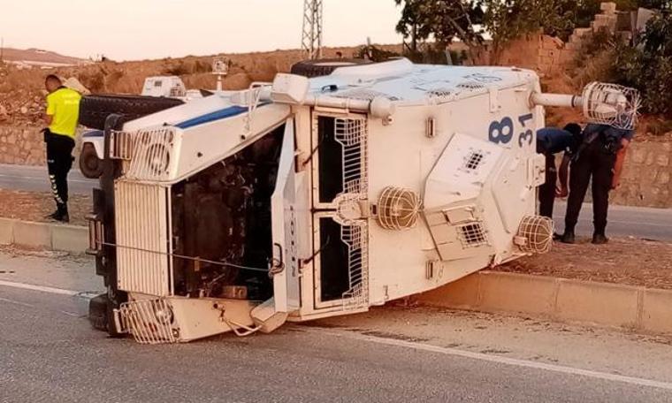 Hatay'da zırhlı polis aracı devrildi: 2 yaralı