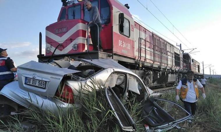 Lokomotif ile otomobil çarpıştı: 1 ölü, 2 yaralı