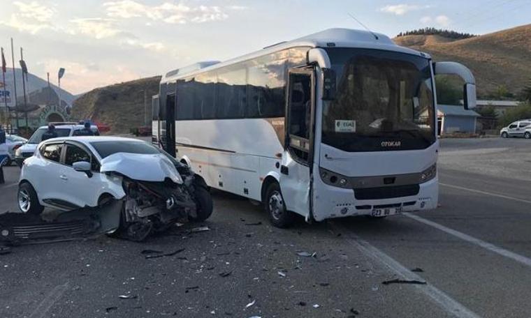 Elazığ’da midibüs ile otomobil çarpıştı:2 yaralı