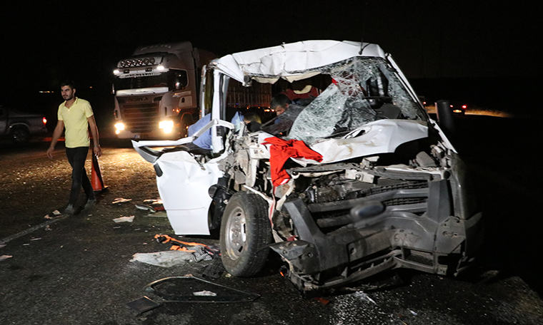 Düğünden dönenleri taşıyan minibüs kamyona çarptı: 4'ü ağır, 8 yaralı