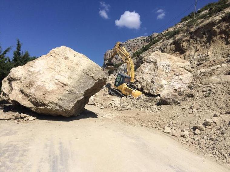 Mucize kurtuluş! 20 tonluk kaya üzerine düştü