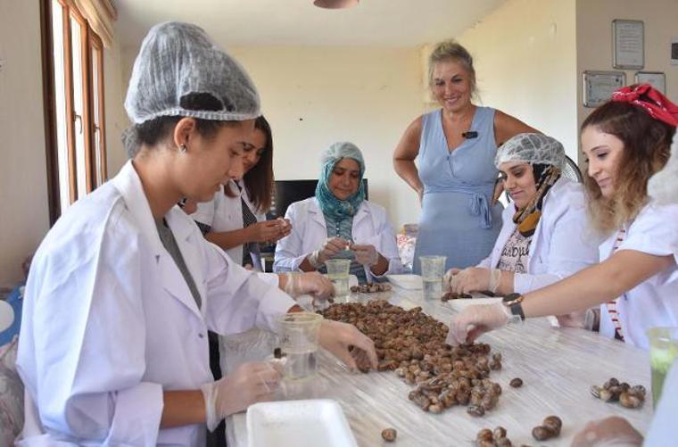 Salyangoz sıvısı çıkaran kadınlar emekleriyle üretime ortak oluyor