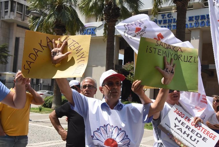 İzmir'de Birleşik Kamu-İş üyesi memurlar iş bıraktı