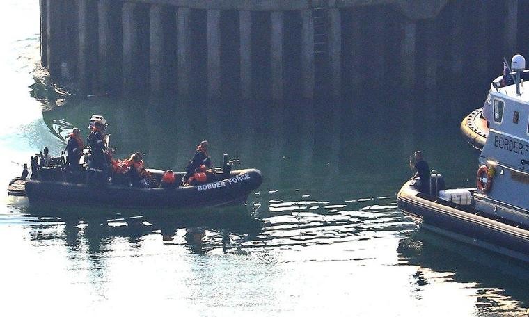 Manş Denizi'ni pet şişelerle geçmeye çalışan Iraklı mülteci öldü