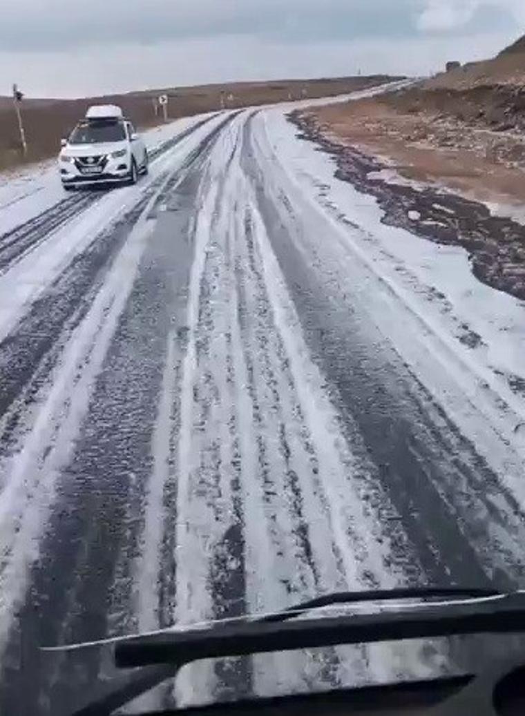 Ardahan'da dolu sürprizi... Yol beyaza büründü