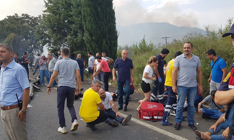 Aydın'da işçileri taşıyan otobüs devrildi: 1'i ağır 44 yaralı