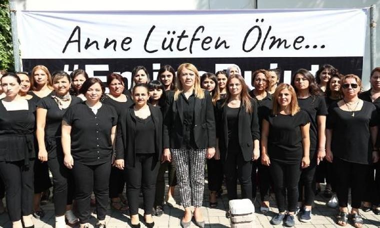 Emine Bulut cinayetine siyah kıyafetlerle protesto