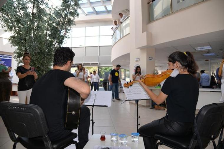 Menemen Belediyesi’nde çalışanlara müzik terapisi