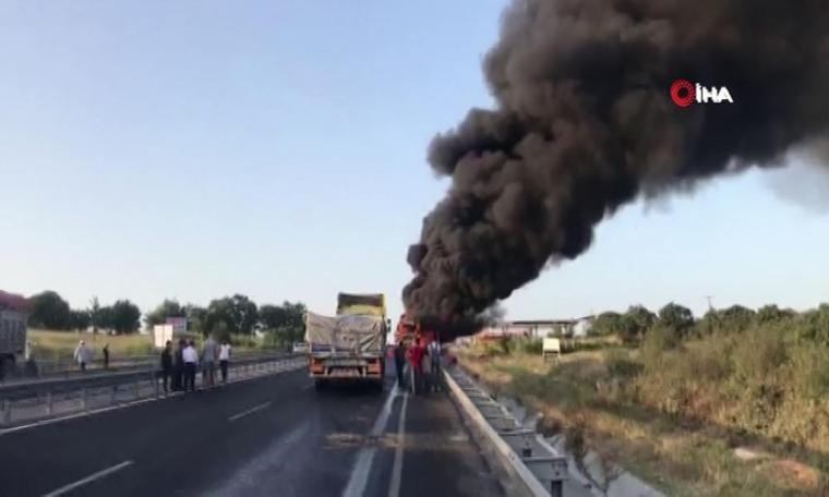 Manisa'da seyir halindeki yolcu otobüsünde yangın