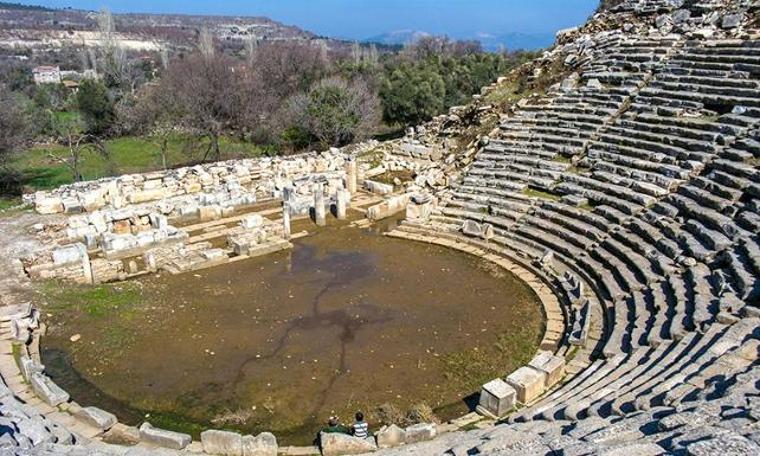 Antik tiyatronun sahnesi gün yüzüne çıkıyor