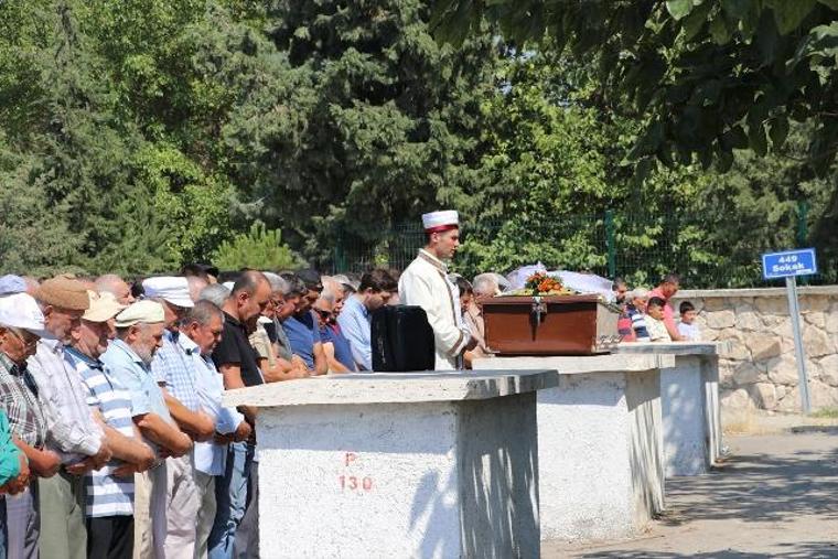 Tüfekle öldürülen 17 yaşındaki Zeynep toprağa verildi