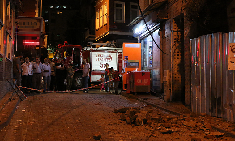 Fatih'te metruk binanın balkonu çöktü; kopan parçalar yola düştü