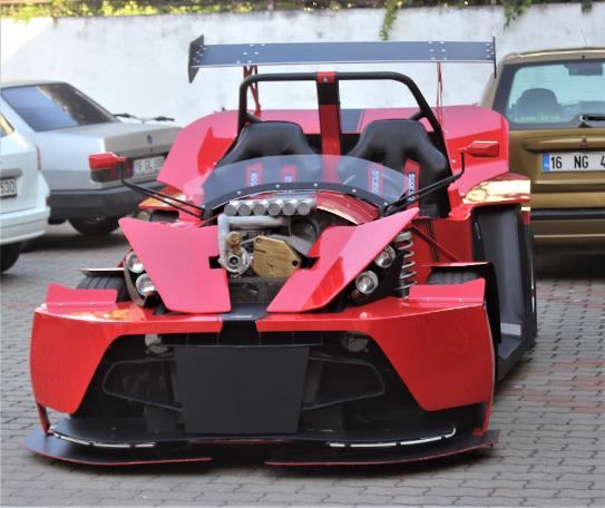 'Ferrari'sini yapan emekli