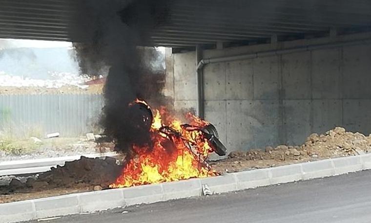 Sinirlenen sürücü motosikletini yaktı