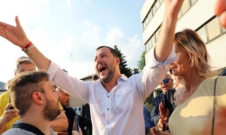 Matteo Salvini: İtalya'da plajda milli marşla eğlenen Başbakan Yardımcısı ve İçişleri Bakanı'na 'İçişleri Turisti' yakıştırması