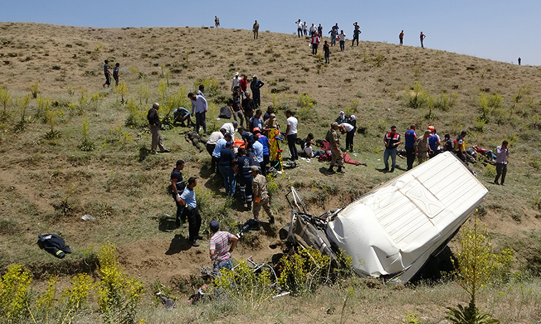 Van’daki kazada ölen 16 göçmen kimsesizler mezarlığında defnedildi