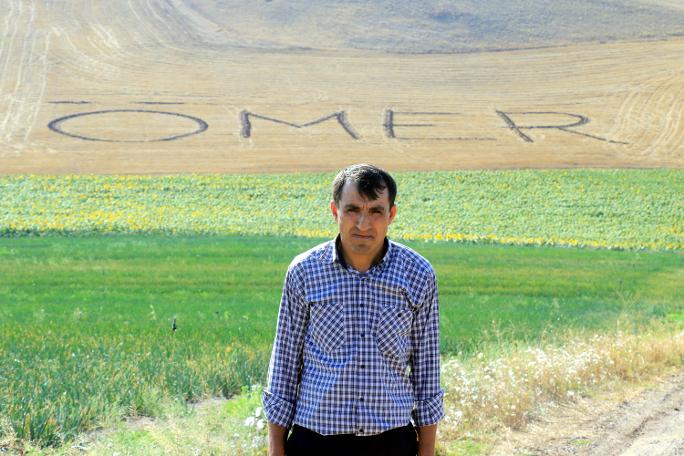 Ölen kardeşinin adını her yıl tarlaya yazıyor