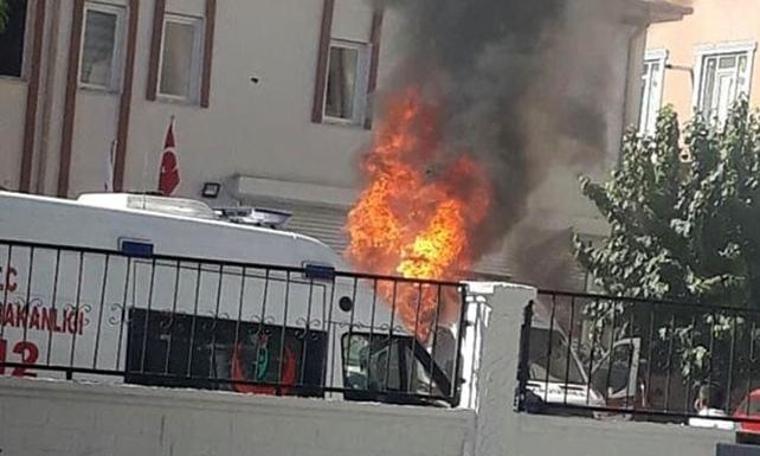 Siirt’te park halindeki ambulans alev aldı