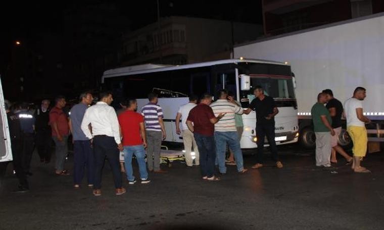 Kırmızı ışık ihlali yapan otomobil, midibüse çarptı: 4 yaralı