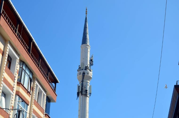 Minareyi baz istasyonuna çevirdiler