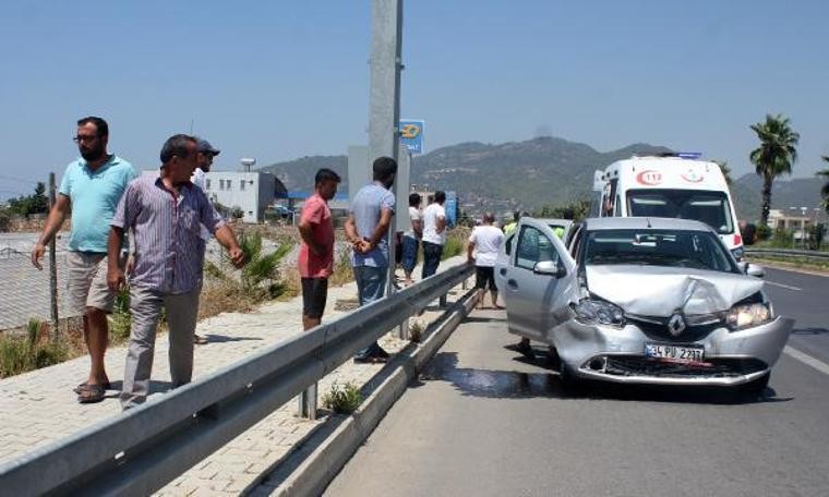 Gazipaşa'da otomobiller çarpıştı: 5 yaralı