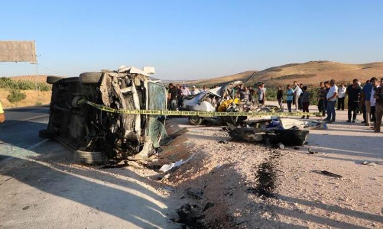 Gaziantep’te otomobil ile minibüs çarpıştı: 3 ölü, 12 yaralı