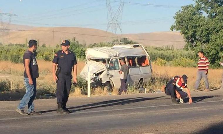 İşçileri taşıyan minibüs ile kamyonet çarpıştı: 18 yaralı