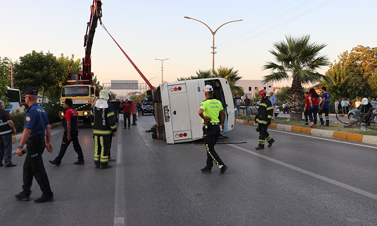 Denizli’de işçileri taşıyan midibüs kaza yaptı: 3'ü ağır 14 yaralı