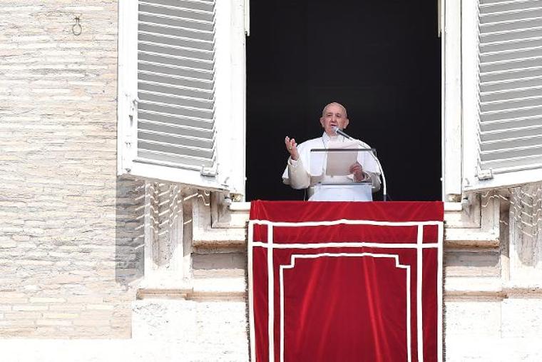 Papa Francis, asansörde mahsur kaldı